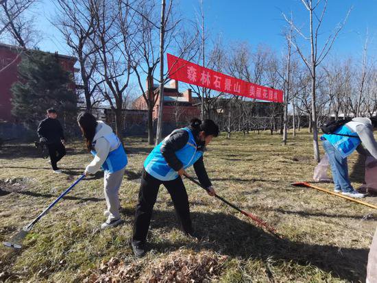 石景山区开展中国植树节绿地大扫除活动