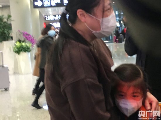 东航首个武汉-上海航班到达 母亲奔向分别两个多月的女儿