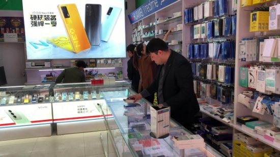 新疆洛浦：90后<em>手机店</em>老板阿卜杜萨比尔·麦麦提敏的幸福生活