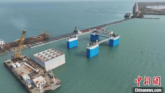 海南洋浦区域国际<em>集装箱</em>枢纽港扩建工程完成防波堤沉箱安装