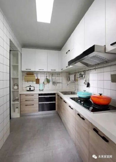 简洁大方的厨房<em>装修</em>，空间利用更充分，厨房这样装颜值高很实用...