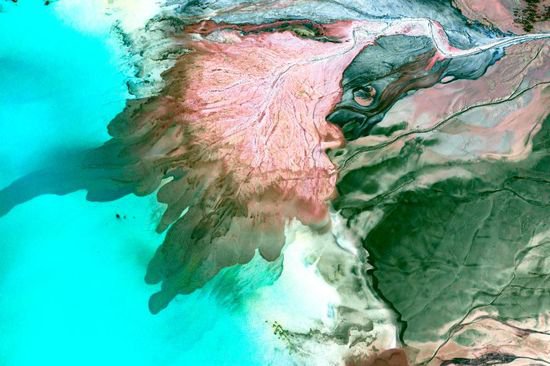 湖北黄石：矿沙与流水纹路交织 五彩斑斓如水彩画