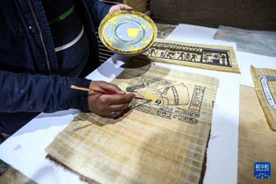 “化草为纸”——探访<em>埃及</em>纸莎草纸的古法制作