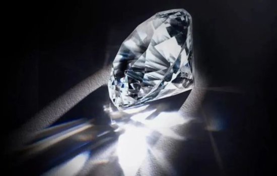 钻石蓝宝石腕表，不拘一格的设计理念，宝石的点缀，精彩绝伦每...