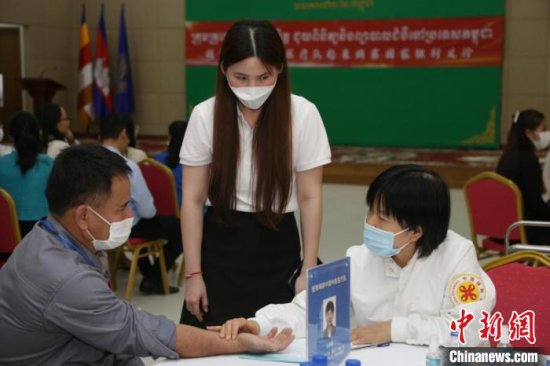 援柬中国中医医疗队赴柬埔寨国家银行举行义诊活动