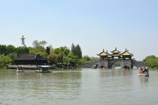 扬州最著名的地标，仿北京十七孔桥而建，被誉为“中国最美的桥...