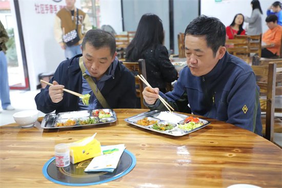 贵州都匀：社区“小食堂” 共享幸福“食”光-新华网
