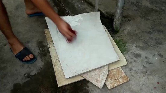 <em>装修剩下的</em>碎瓷砖，倒入水泥制造成一张桌子…………
