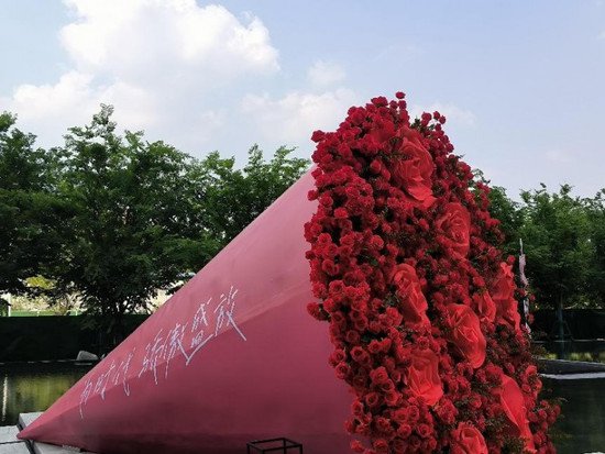 巨型<em>玫瑰</em>与城市新地标同框！未来天奕，你是懂浪漫的！