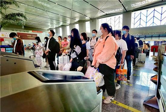 假期5天 郑州铁路累计发送旅客332.3万人