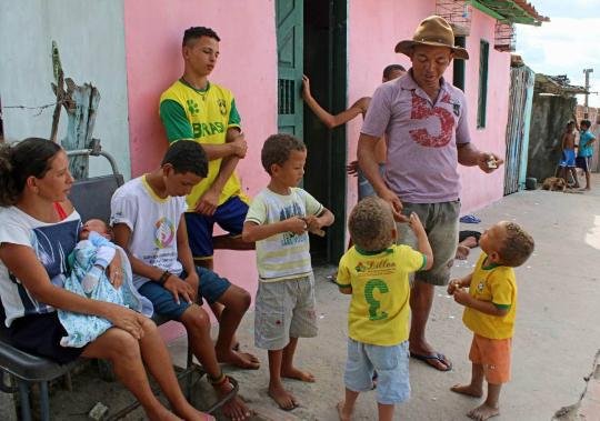 巴西夫妇20年连生13男孩求女孩 都够组建一支<em>足球队</em>了