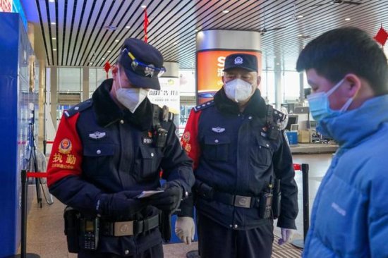 北京铁路警方春节假期查获违法人员21名、违禁物品8100余件
