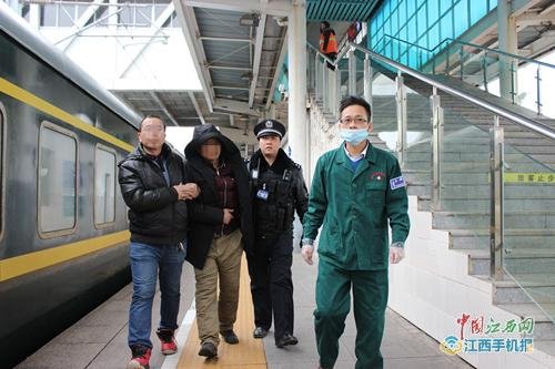 旅客列车上突发疾病临时停靠赣州站 工作人员合力救援