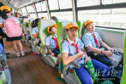 “手递手”闭环！<em>北京</em>通学公交试点开通，记者跟车体验