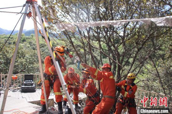 西藏林芝市森林消防支队<em>波密</em>中队开展山岳救援实战化训练