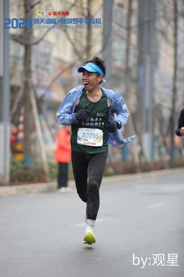 云南罗平：上万名跑者在花海中奔跑