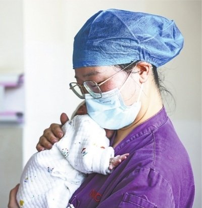 陪伴早产儿120天 记录护理全过程 “责任妈妈”为“巴掌宝宝”...