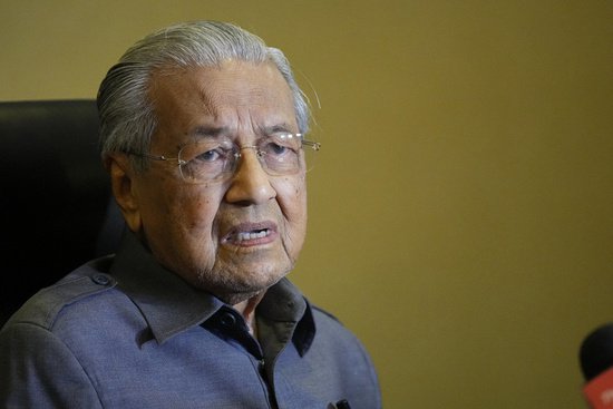 <em>马来西亚</em>前总理马哈蒂尔接受反贪污委员会调查