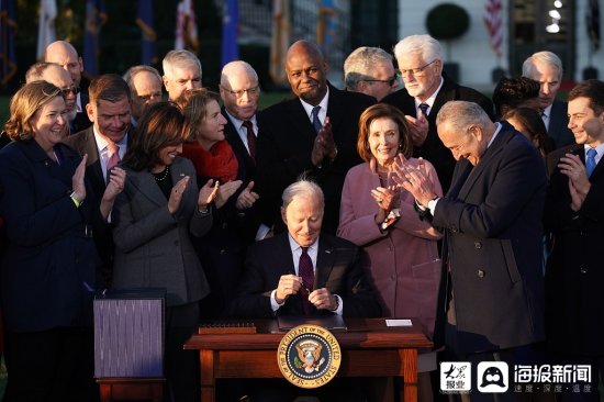 美国总统拜登正式签署两党基础设施建设法案