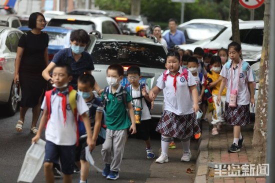 青岛市中小学开学首日 各大<em>学校周围</em>挤满了家长和学生