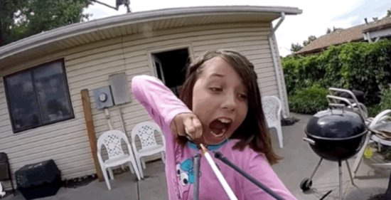 美国11岁女孩用弓弩拔牙震惊网民