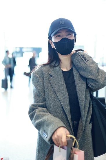<em>高圆圆</em>、赵又廷上海机场出发 手拉行李口罩遮脸十分低调