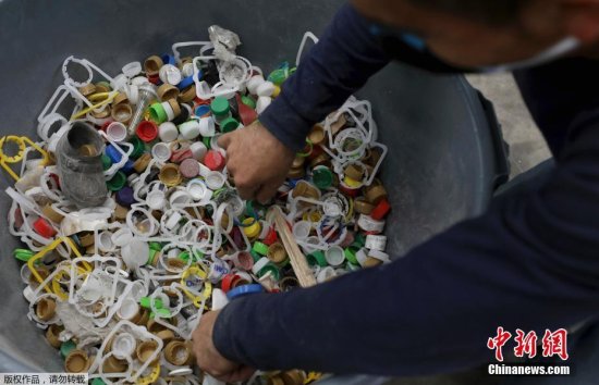 <em>废物利用</em>？哥伦比亚一公司将废弃塑料瓶盖制成墨镜