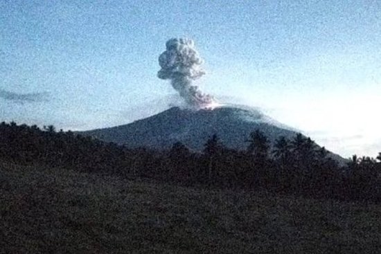印尼<em>伊布</em>火山发生喷发 火山灰柱达1000米