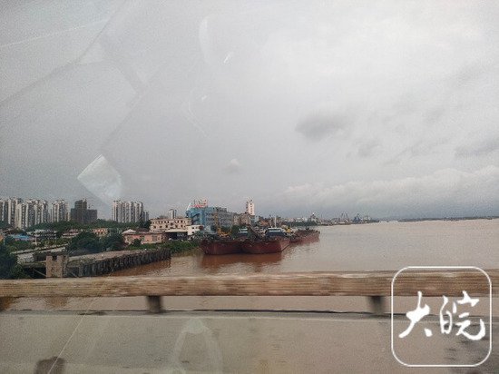 洪水给佛山九江大桥沉船打捞带来困难
