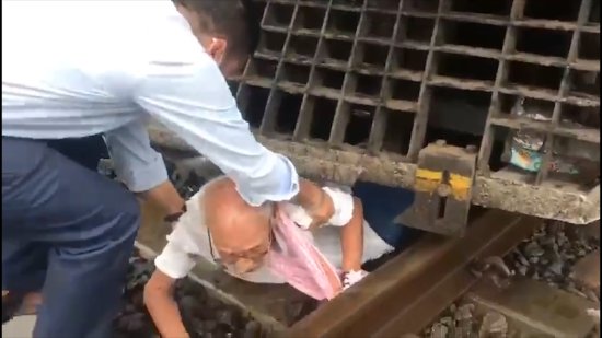 印度一辆火车<em>紧急刹车</em> 人们从车底救出穿越铁轨的老人