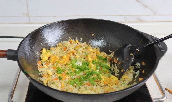 <em>蛋炒饭</em>时多加一步，鸡蛋包裹着米饭，粒粒分明，润而不腻