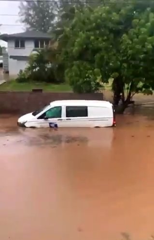 美国夏威夷遭严重洪水肆虐：桥梁道路被淹 居民<em>爬上屋顶</em>