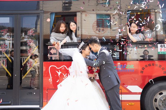 开往“幸福站”！台州这对新人大胆尝试“公交婚车”