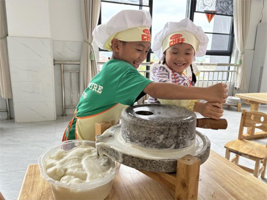 龙南市渡江镇中心幼儿园：开展传统手磨豆浆活动