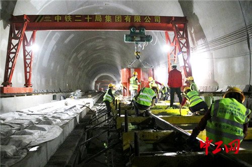重庆铁路东环线山洞岩隧道无砟轨道施工顺利完成