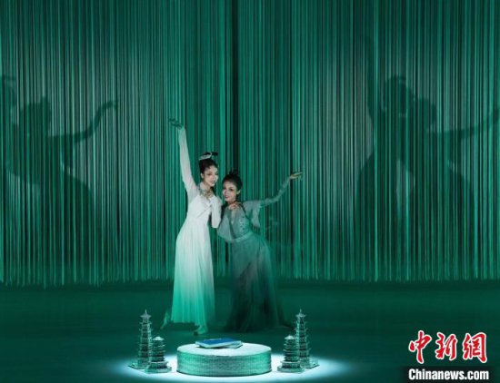 芭蕾舞剧《白蛇传》于杭州上演 用足尖艺术再现<em>民间传说</em>