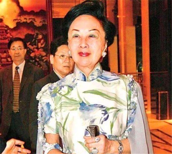 香港名媛陆雁群去世，一颗帝王绿值几个亿，穿的旗袍一件值过...