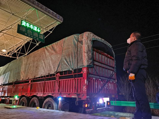50吨蔬菜从<em>保定到</em>呼和浩特：人民日报记者探访货车司机运菜之路