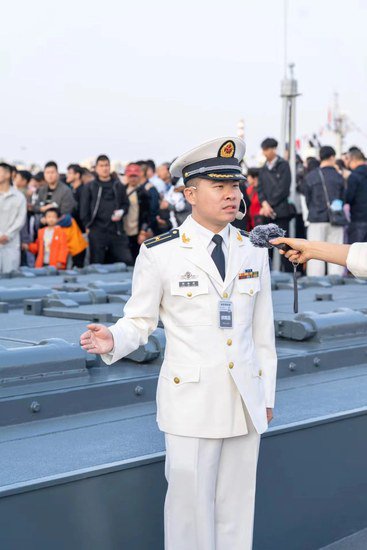人民海军成立75周年舰艇开放活动 感受中国海军的硬核安全感