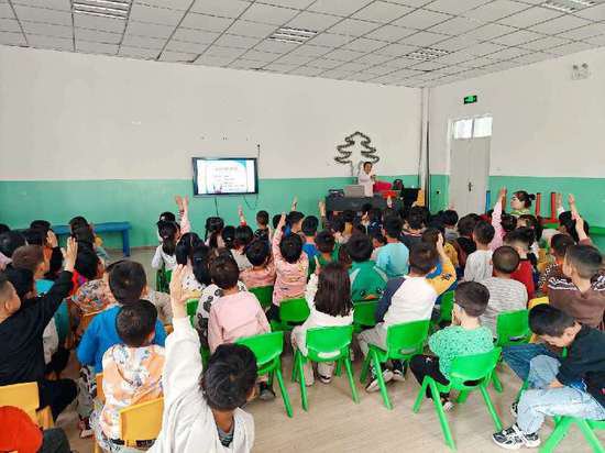 新疆巴州和硕县妇幼保健计划生育服务中心在第三幼儿园开展...