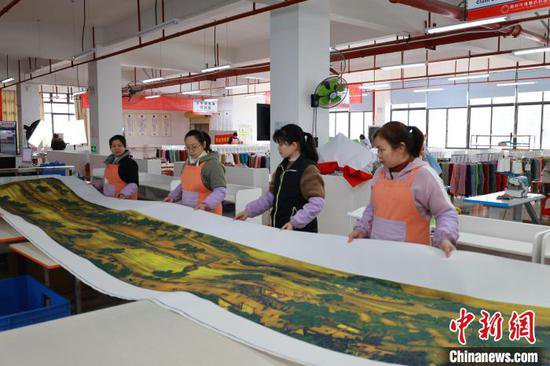 （新春走基层）中国传统十字绣“圈粉”海外买家