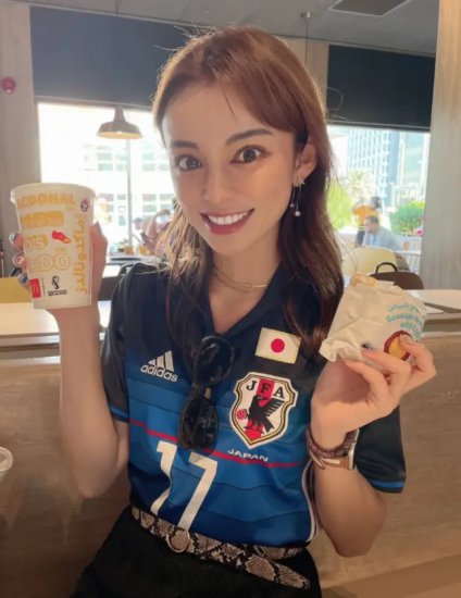 FIFA官方认证，<em>日本美女</em>球迷火了！笑容很治愈，获誉新一代女神