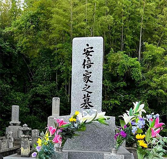 日本前首相安倍晋三，为什么在他死后，墓碑上却全刻中国汉字？