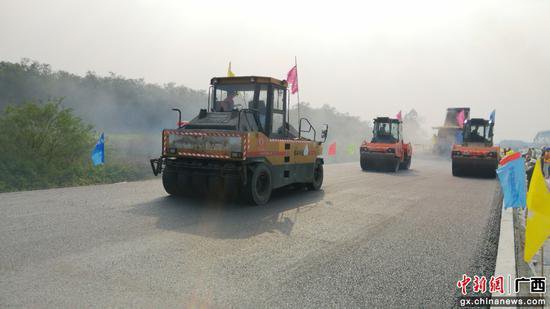 南宁至宾阳至黎塘公路项目完成沥青下面层试验段摊铺