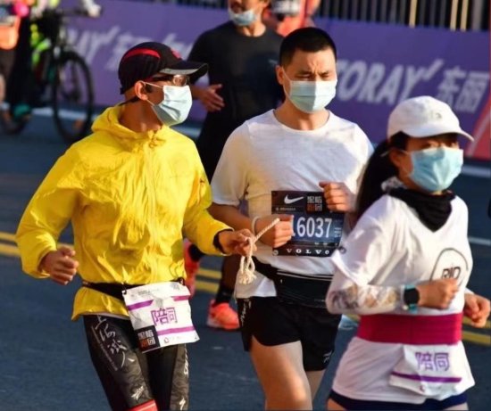 <em>同城市</em>一起奔跑——2022上海马拉松赛事观察
