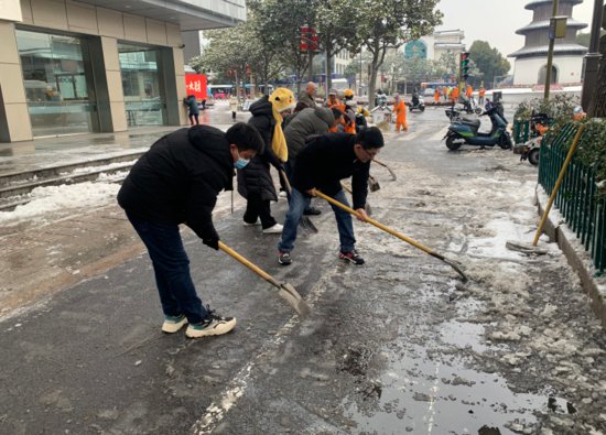 <em>扬州市广陵区</em>民政局向“雪”而行 积极应对本轮雨雪冰冻天气
