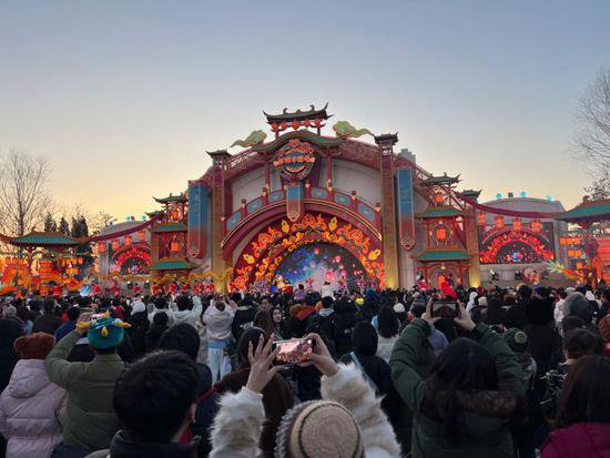 北京环球度假区喜迎“环球中国年”，在大片世界里过火热龙年