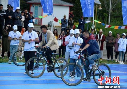泸沽湖趣味自行车赛火热开赛 选手比拼“<em>最</em>慢”骑行