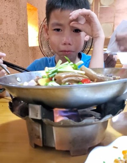广东8岁<em>男孩</em>来湖南旅游被辣哭，爸爸的回应亮了