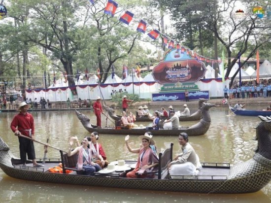 中国驻柬埔寨大使王文天出席柬第八届河水节系列活动